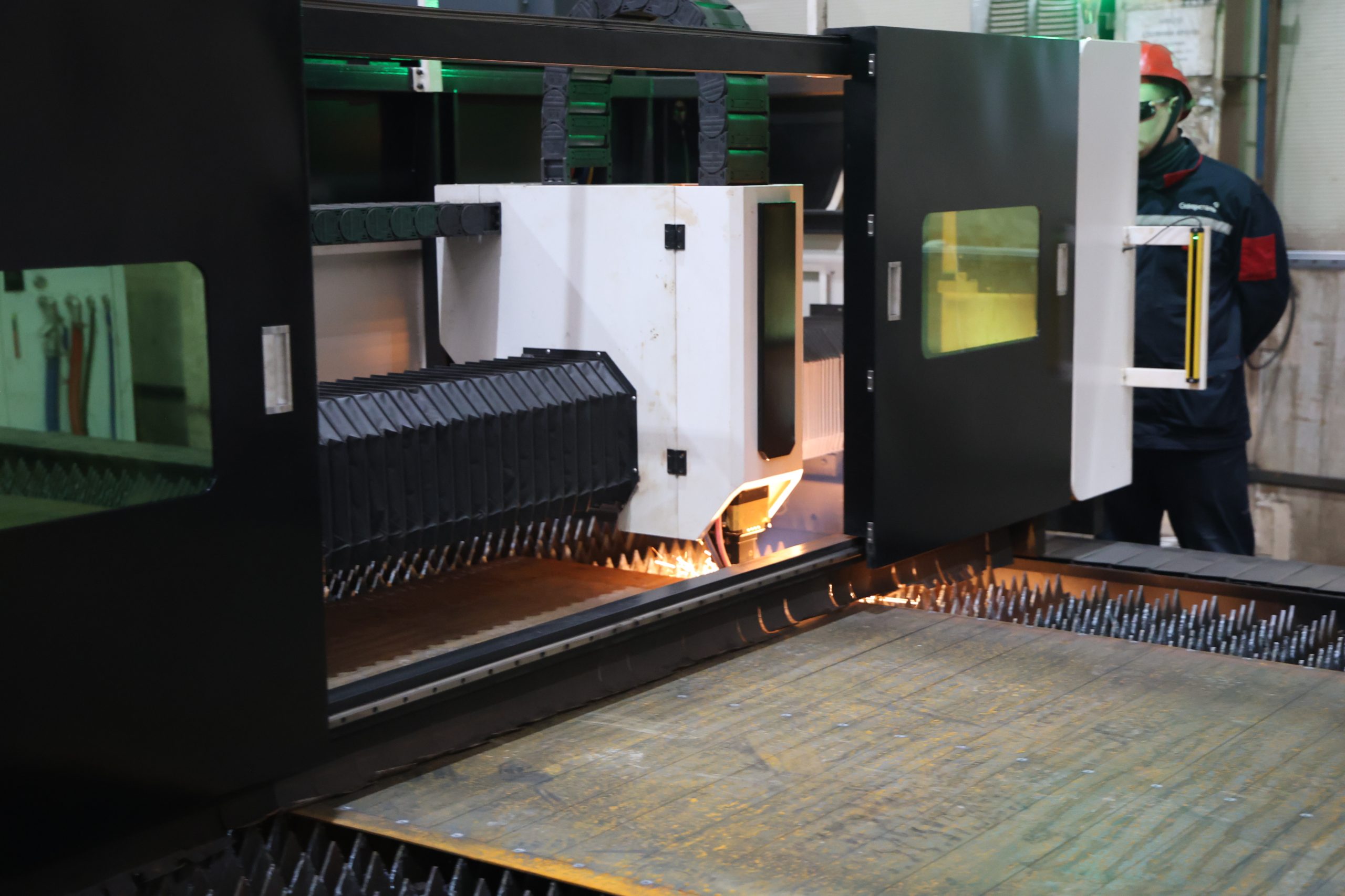 Полноразмерная обложка поста на тему: Лазерная резка: принципы работы, типы станков и полный разбор технологий