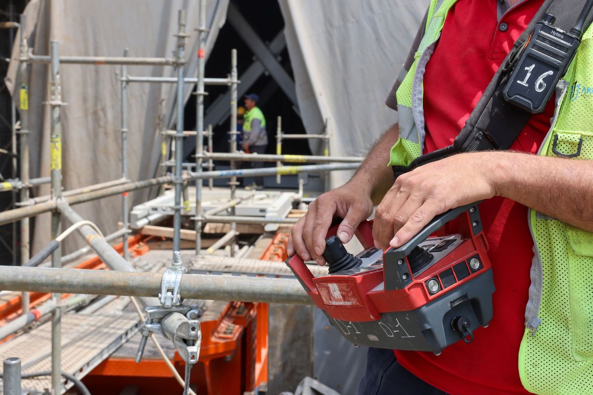 Квадратная обложка поста на тему: Выбор поставщика комплектующих: цена, надежность и технологический суверенитет