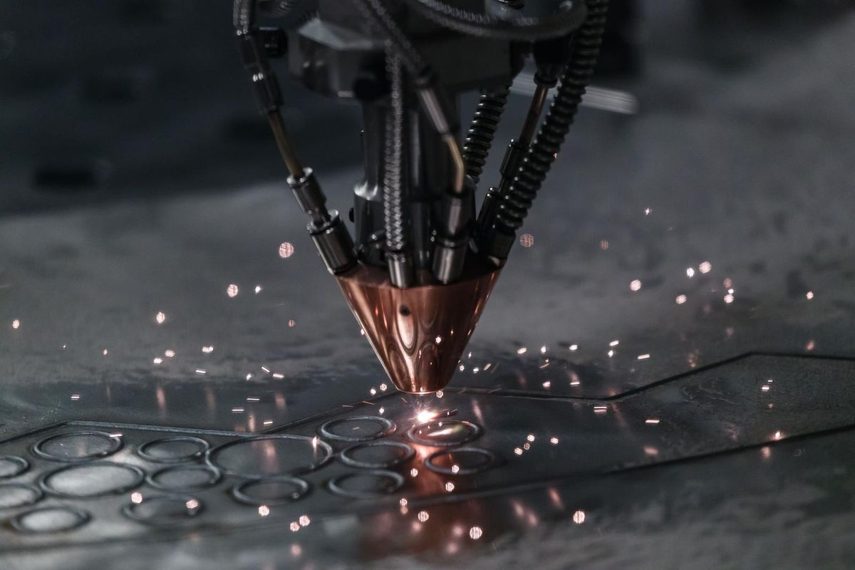 Квадратная обложка поста на тему: Технологии 3D-печати: почему промышленность стремится к аддитивным технологиям