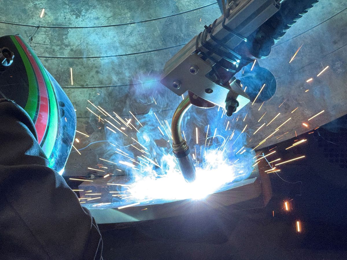 Полноразмерная обложка поста на тему: Как сваривать конструкции без трещин, непроваров и коррозии