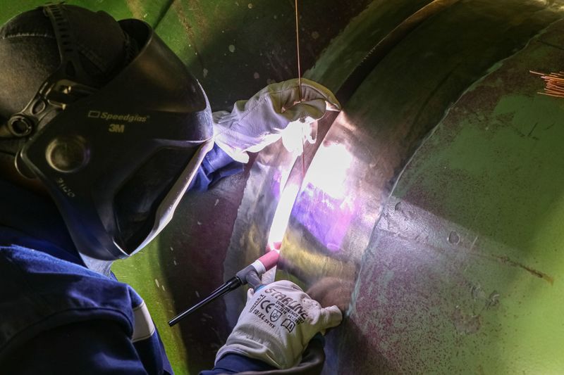 Квадратная обложка поста на тему: Как сваривать конструкции без трещин, непроваров и коррозии