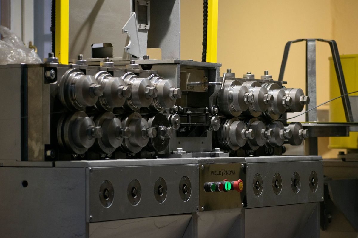 Квадратная обложка поста на тему: Проклятие идеальной геометрии: почему безупречный на экране чертеж ломает станки в цеху