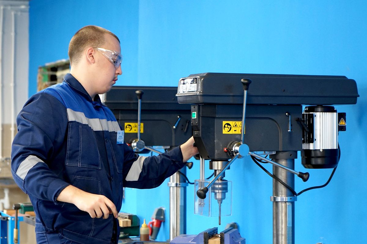 Квадратная обложка поста на тему: Как выжить малому цеху, если крупные предприятия переманивают лучшие заказы и кадры