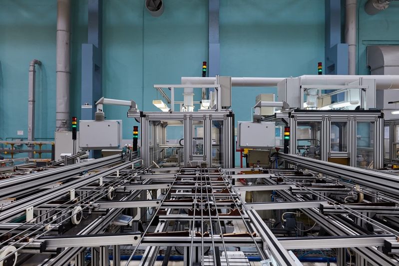 Полноразмерная обложка поста на тему: Почему заводы иногда не справляются без кустарей, которые точат в гаражах