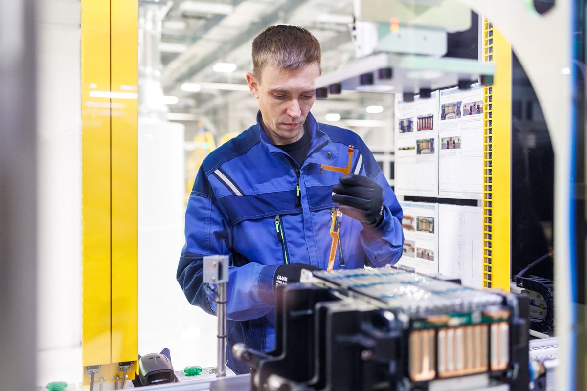 Квадратная обложка поста на тему: Почему заводы иногда не справляются без кустарей, которые точат в гаражах