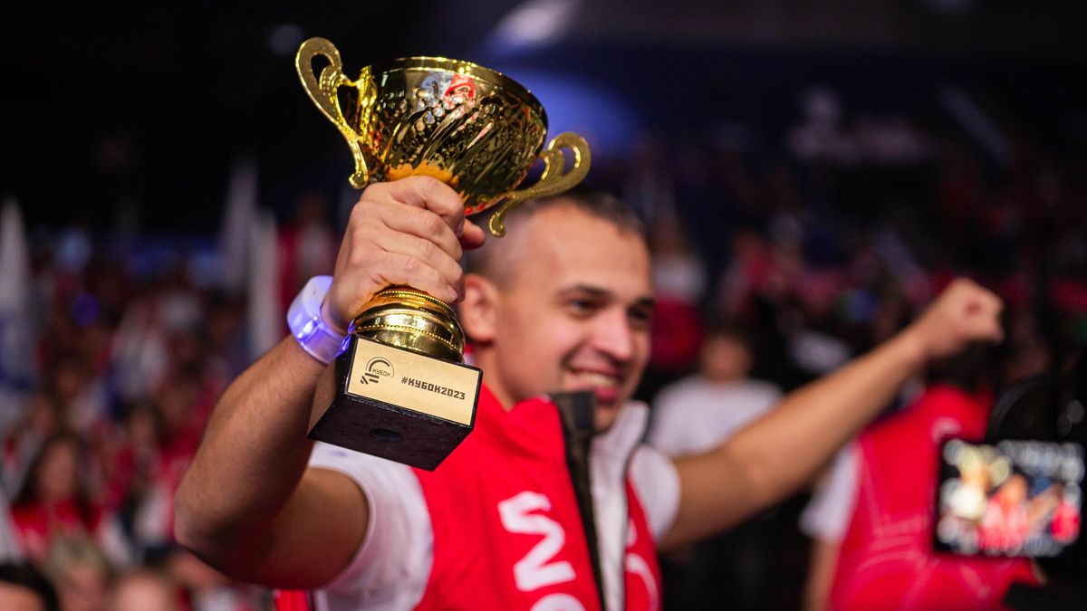 выиграть гонку