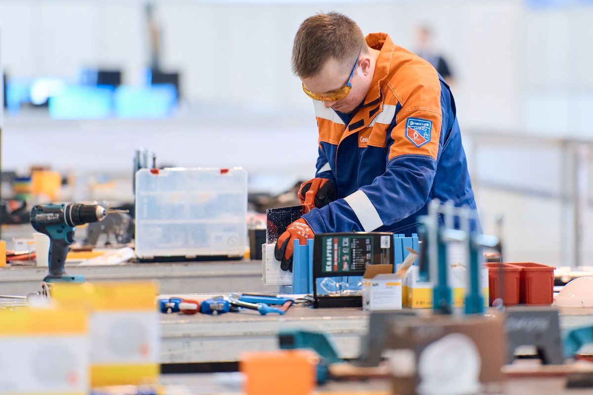 Квадратная обложка поста на тему: Патрон и цанга: как неправильный зажим губит деталь до начала токарной обработки