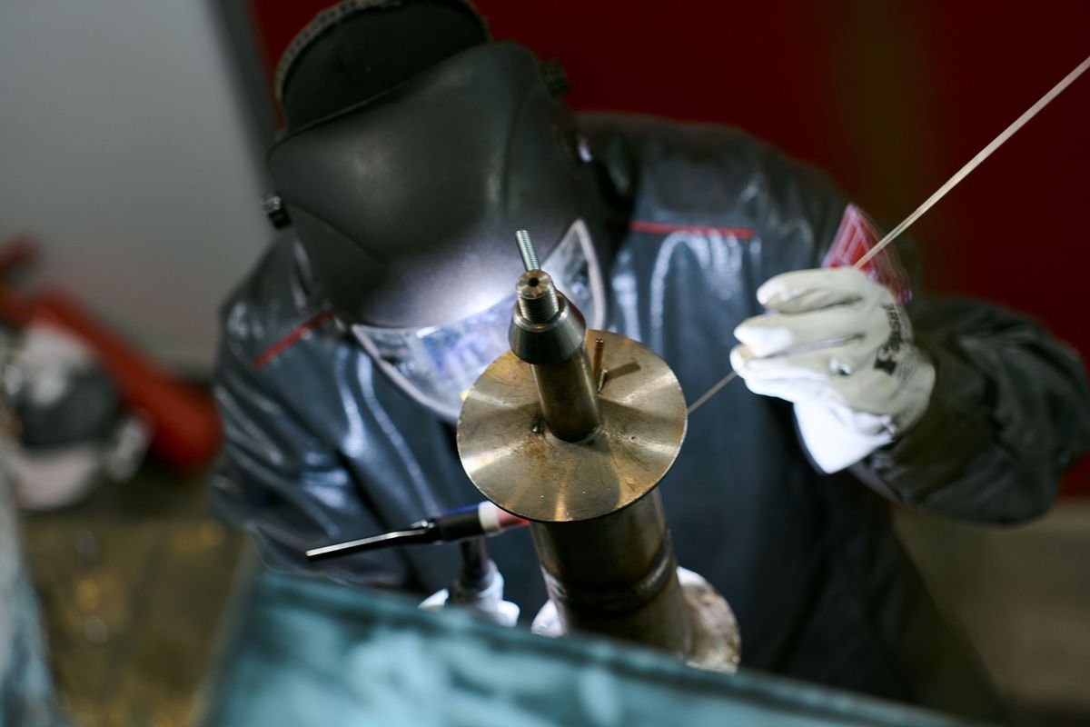 Квадратная обложка поста на тему: Ручной труд против ЧПУ: выбираем метод обработки для разных задач производства