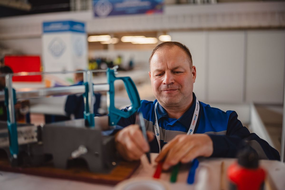 Полноразмерная обложка поста на тему: Ручной труд против ЧПУ: выбираем метод обработки для разных задач производства